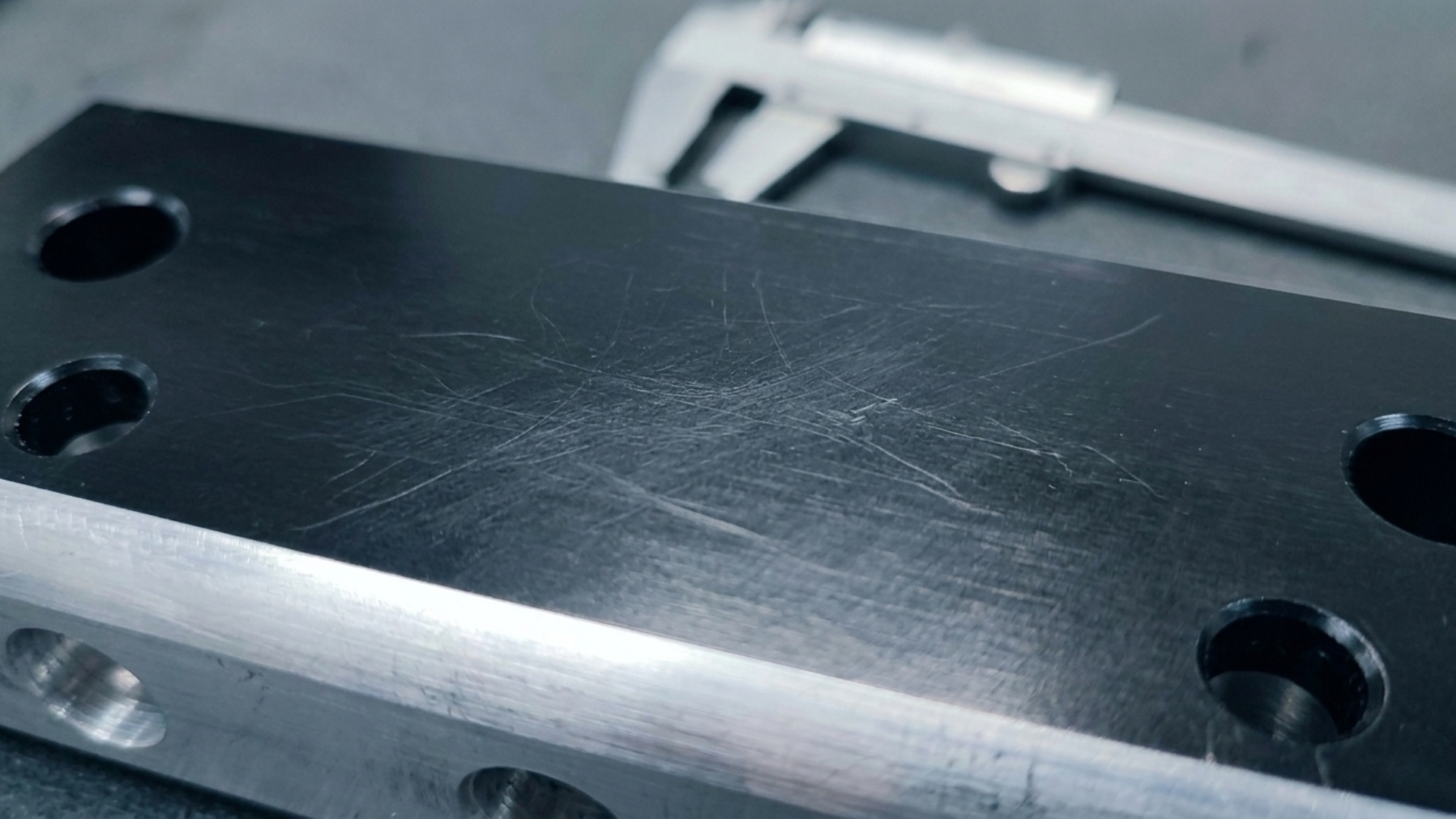 アルミ板加工時の接触によるすれ傷